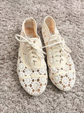 GIANNI BINI • Lace Crochet Oxford Sneakers - Cream Women’s Shoes Size 6